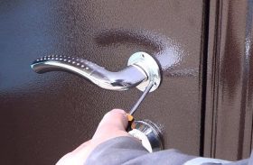 Замена дверной ручки металлической двери в Коломне