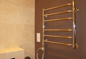 Установка электрического полотенцесушителя в ванной в Коломне